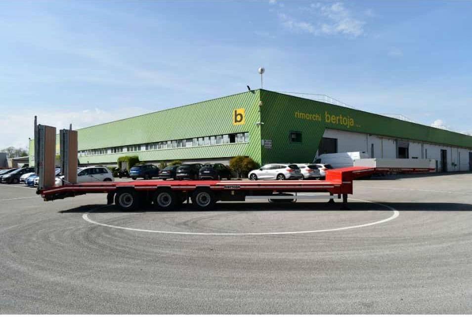 SemirimorchioBertoja carrelloneribassatopianalatoconrampe idrauliche