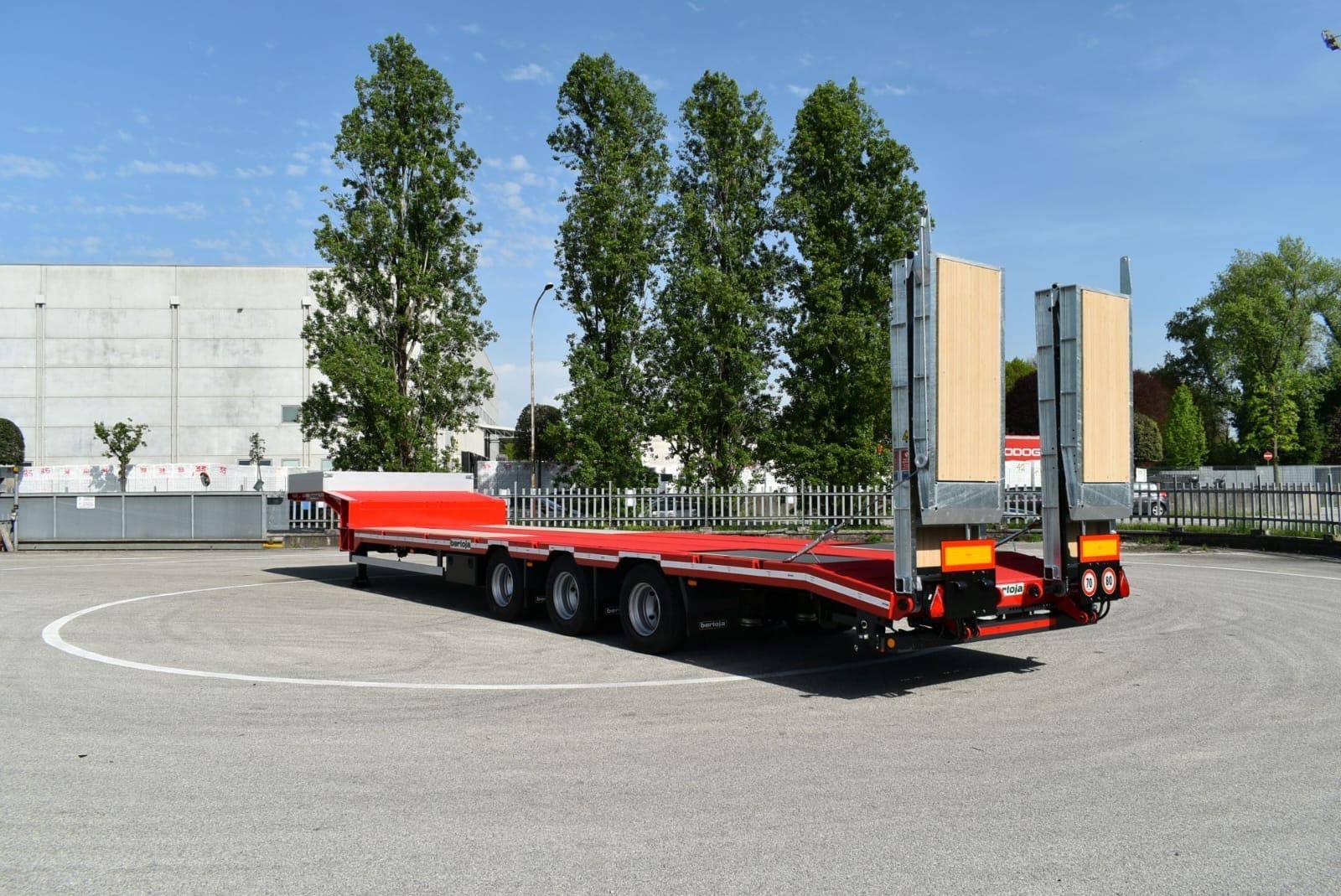 SemirimorchioBertoja carrelloneribassatopianalatoconrampe idrauliche