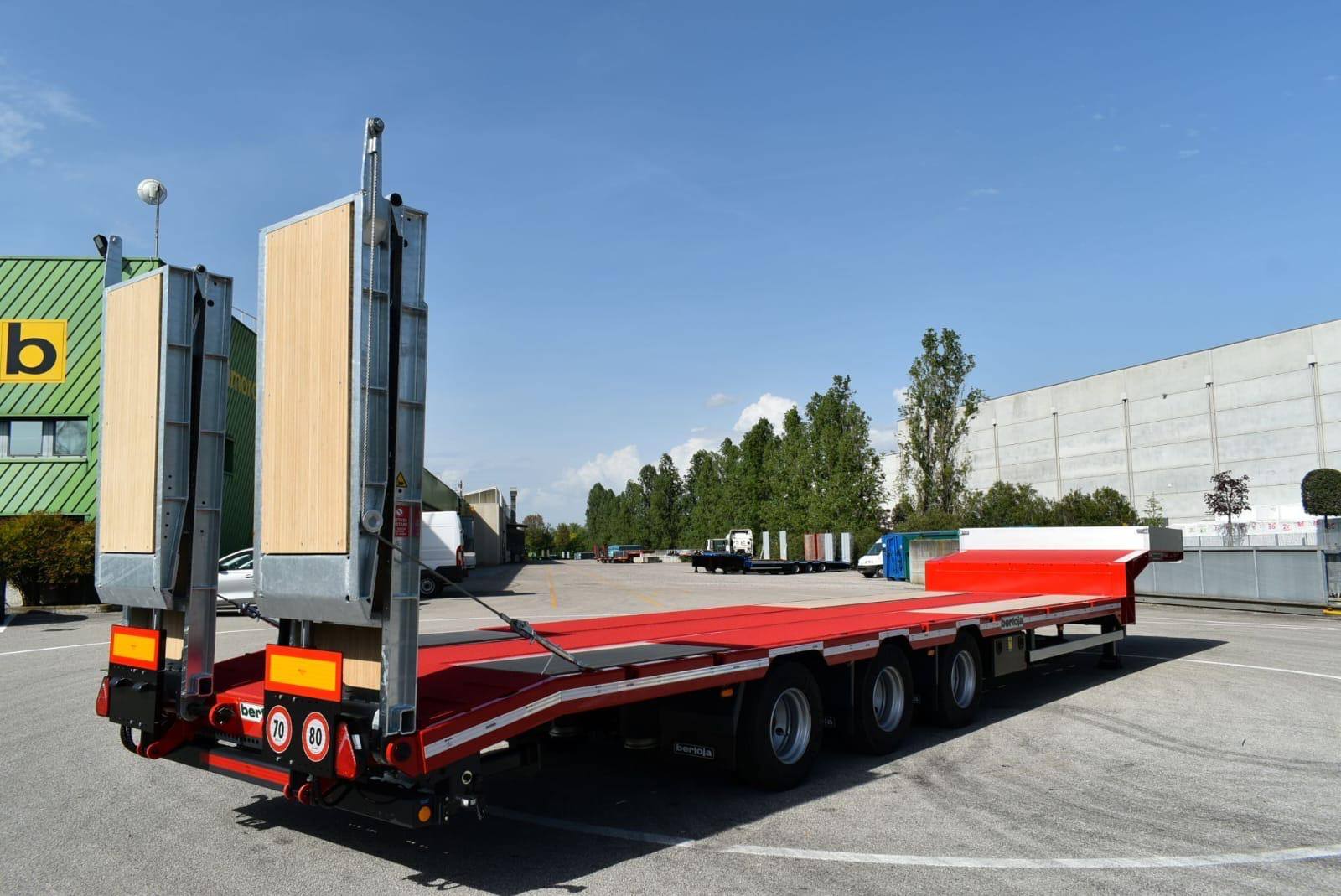 SemirimorchioBertoja carrelloneribassatopianalatoconrampe idrauliche