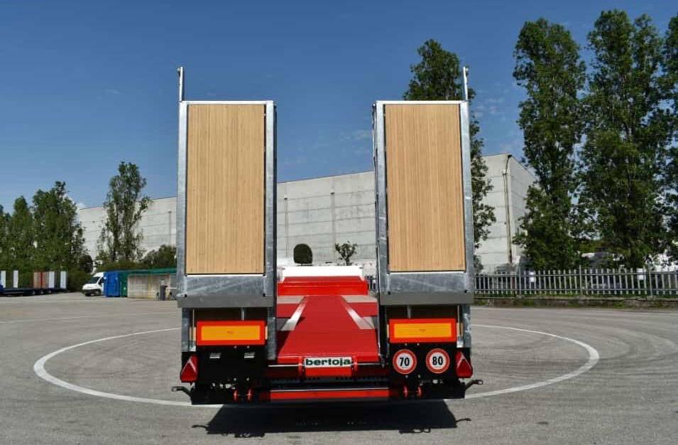SemirimorchioBertoja carrelloneribassatopianalatoconrampe idrauliche