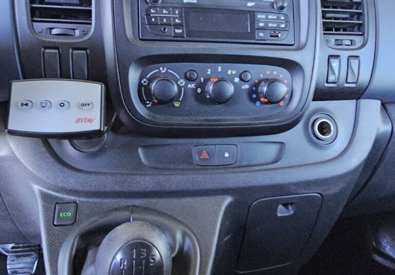 Opel Vivaro officina mobile 2015 interni
