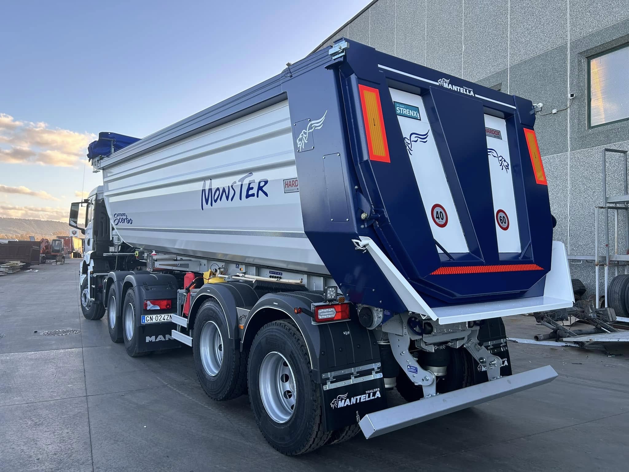 SemirimorchioribaltabileMantellaStratospherpertrasportoinerti