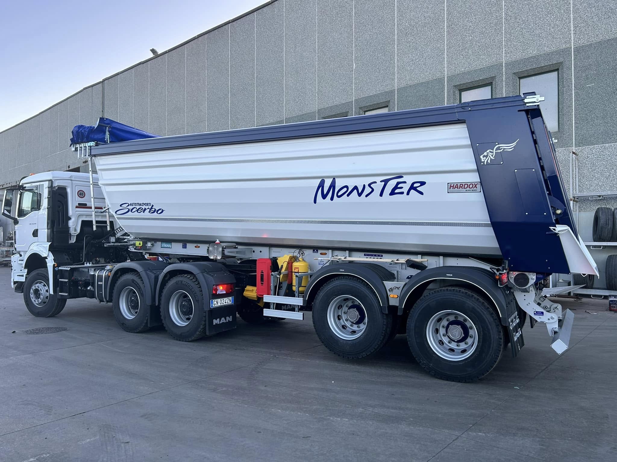 SemirimorchioribaltabileMantellaStratospherpertrasportoinerti