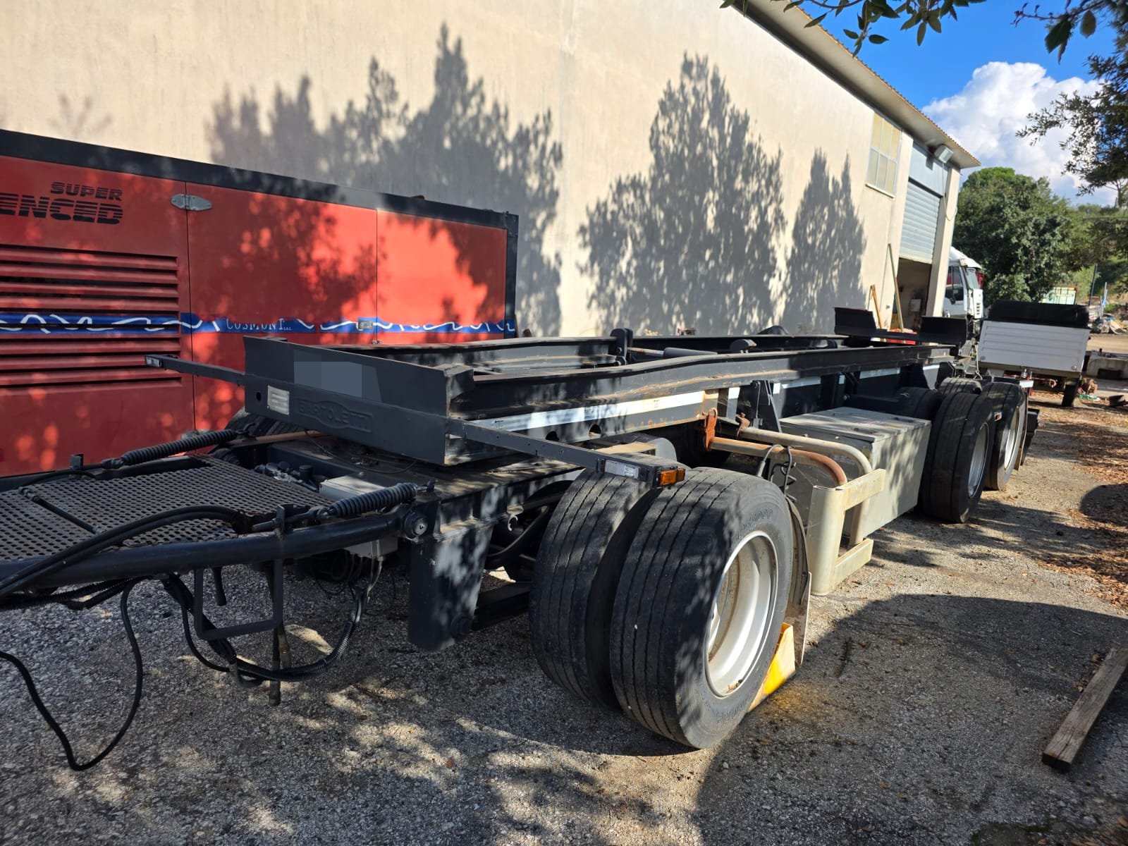 Rimorchio 3 assi Bartoletti per casse scarrabili usato in ottime condizioni