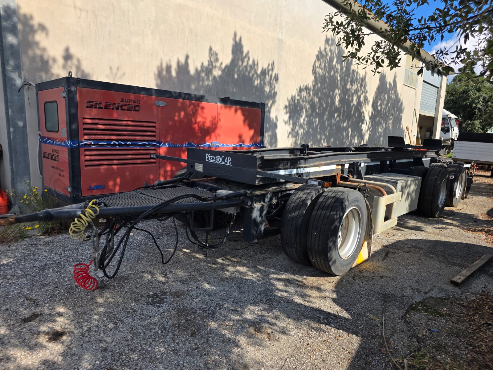 Rimorchio 3 assi Bartoletti per casse scarrabili usato in ottime condizioni