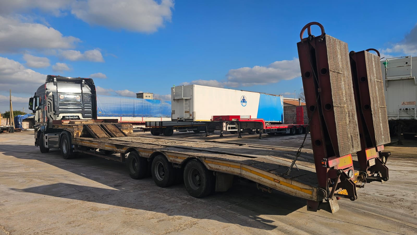 Semirimorchio CTC ribassato con rampe idrauliche doppie