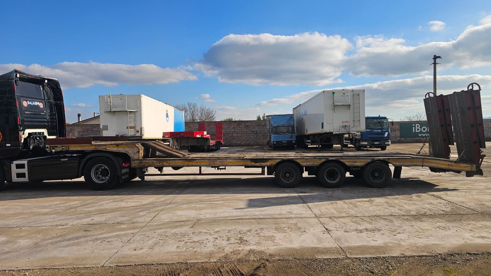 Semirimorchio CTC ribassato con rampe idrauliche doppie