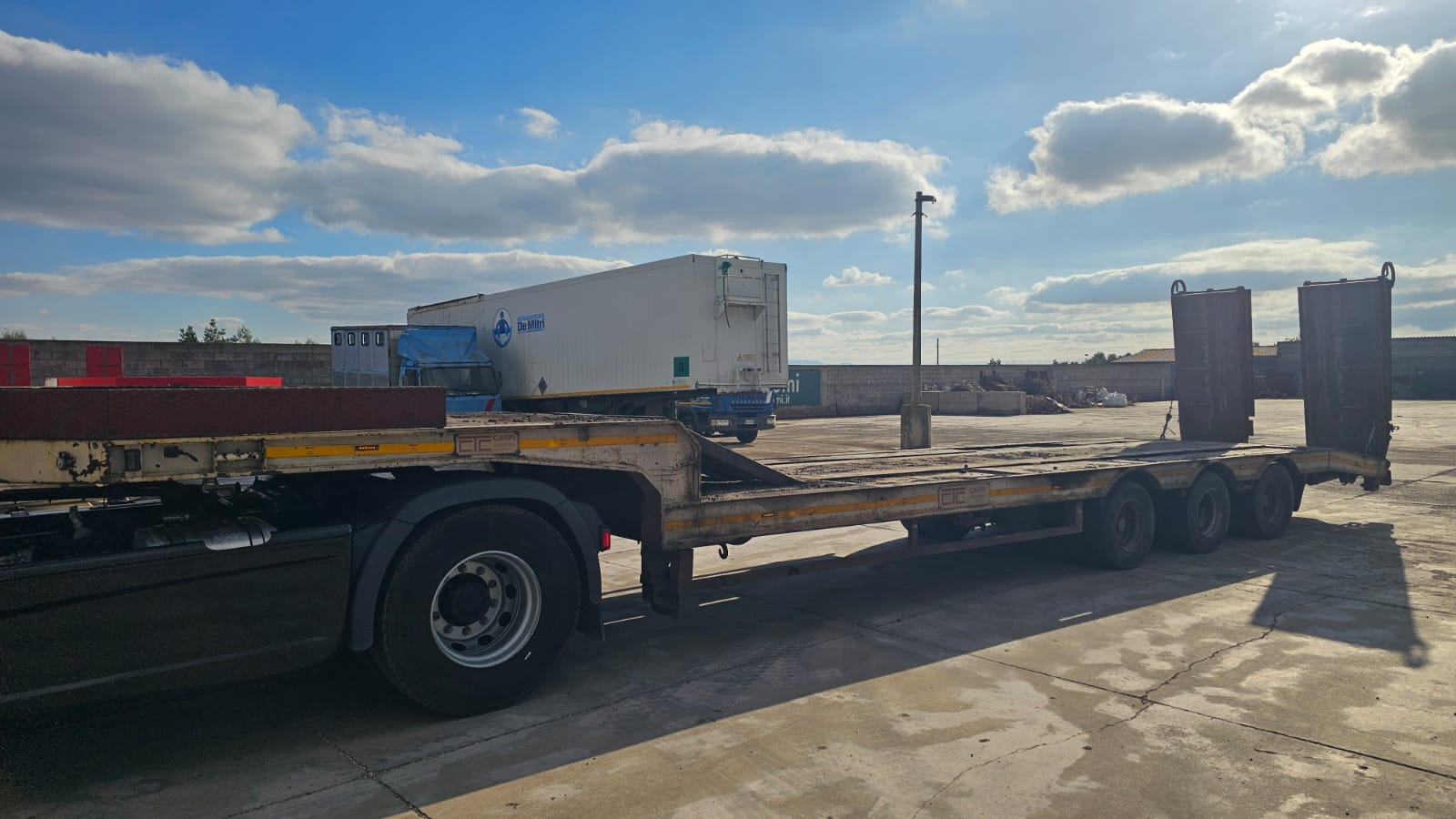 Semirimorchio CTC ribassato con rampe idrauliche doppie