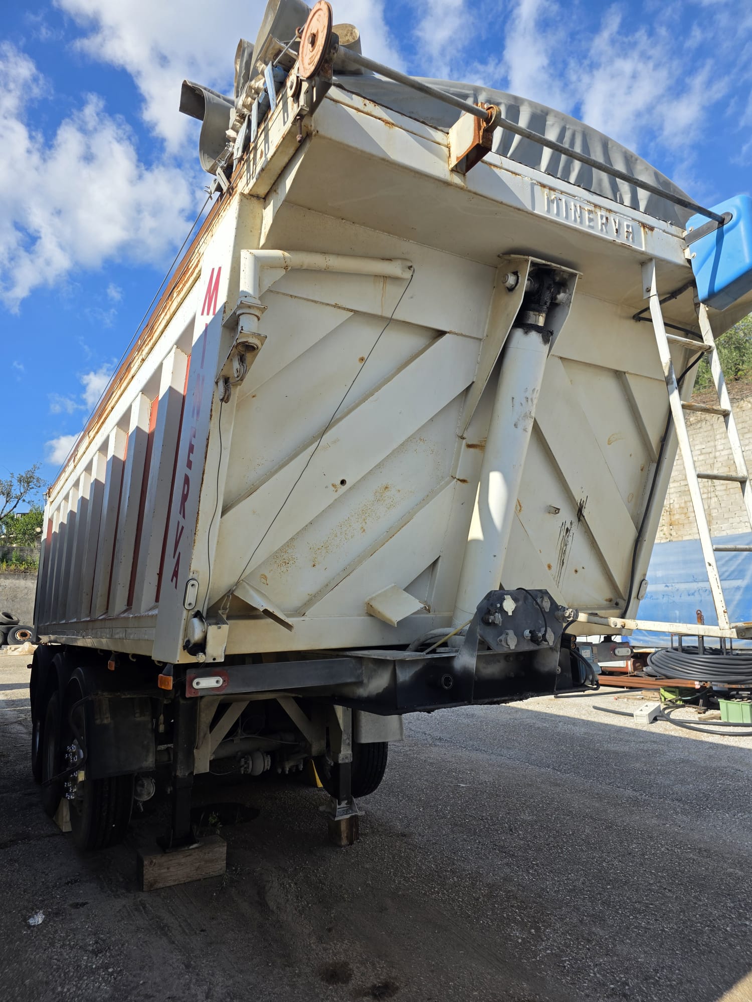 Semirimorchio Minerva usato ribaltabile 10 gomme