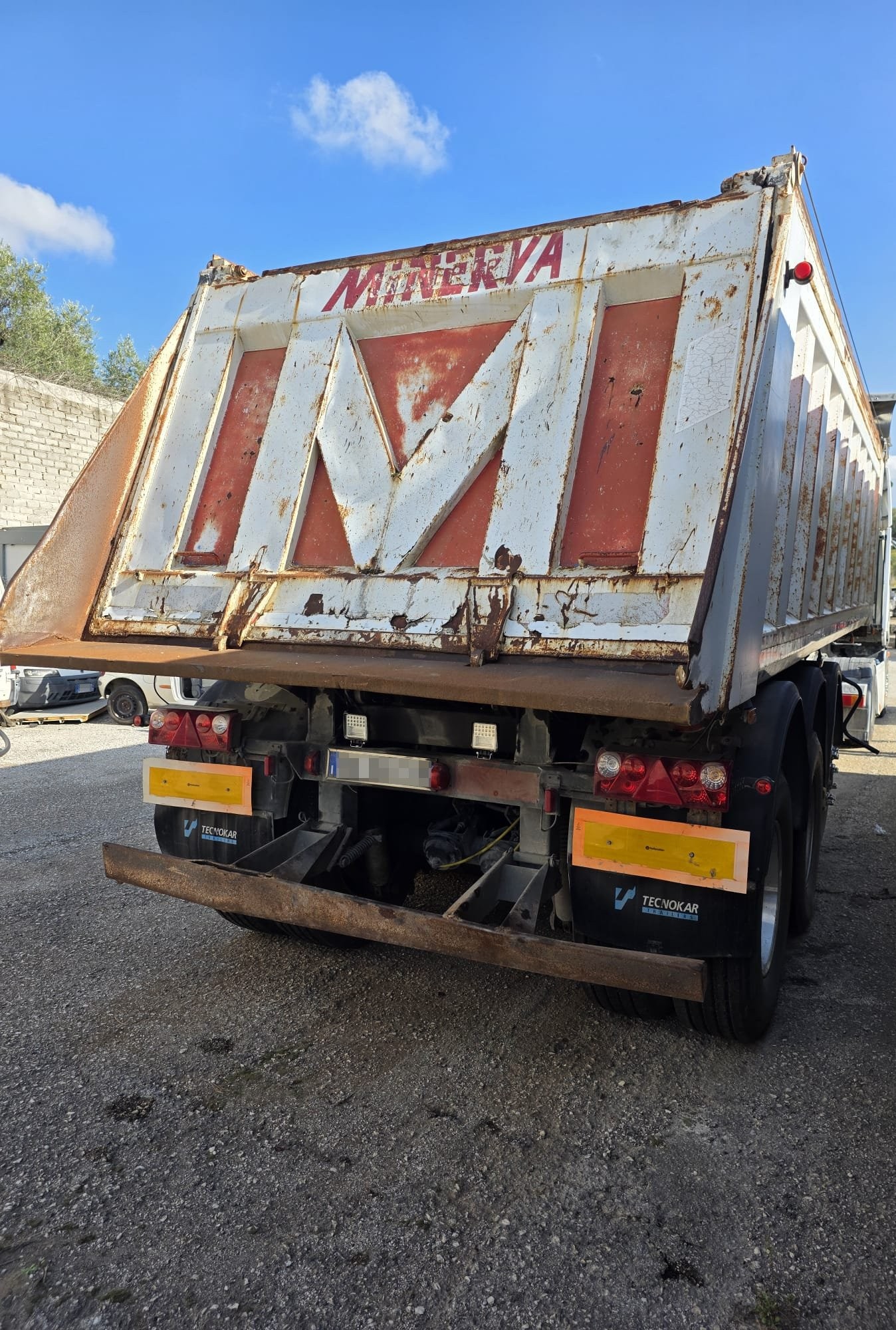 Semirimorchio Minerva usato ribaltabile 10 gomme