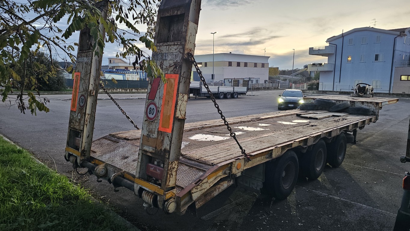 Semirimorchio carrellone con rampe Zorzi 3 assi usato