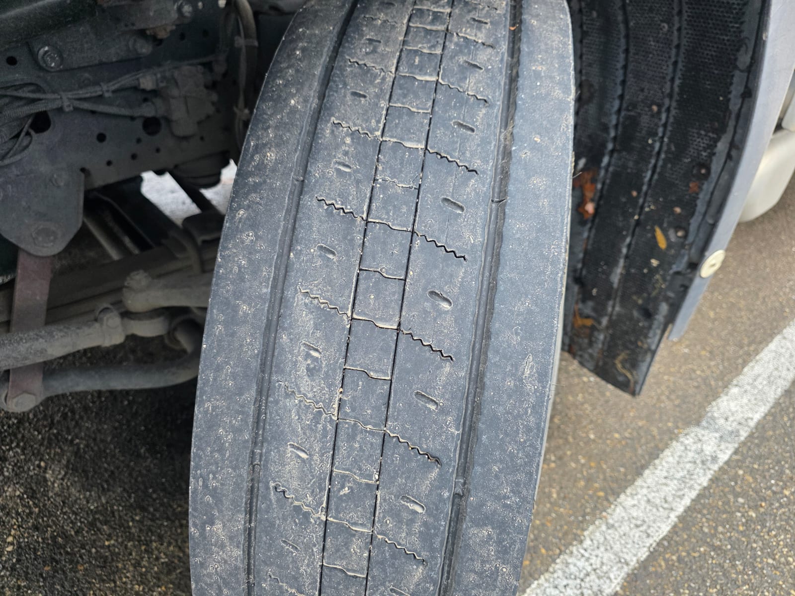 Iveco Stralis 420CV 3 assi - scarrabile Iveco Stralis 420CV – 3 assi - scarrabile Iveco Stralis 3 assi Immatricolato 8 Maggio 2008 420 cv Omologazione Euro 5 Cambio manuale ZF Portata utile 145 q.li Gancio traino per rimorchio Impianto scarrabile 26 Ton Il veicolo verrà tagliandato in Iveco prima della consegna motrice, rimorchio, carrellone, collo d'oca, trasporto macchine operatrici usato, carrello, bertoja de angelis, cometto, ctc, framar, faymonville, goldhofer, ctb, fgm, de filippi, bertoia, iveco, daf, mercedes, scania, man, isuzu, renault, euro 6, euro 5 Ogni mezzo ha caratteristiche uniche. Una chiamata o un messaggio su whatsapp, ci permette di offrirti la risposta più adatta alle tue esigenze. Direzione Commerciale Ivan Bonanomi Mobile:3395341412 Mail: ivan@ibonanomi.it [FbID187]