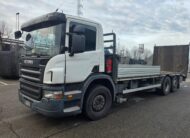 Scania P 380 pianale 3 assi con rampe idrauliche