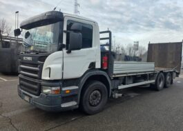 Scania P 380 pianale 3 assi con rampe idrauliche