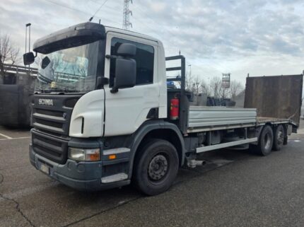 Scania P 380 pianale 3 assi con rampe idrauliche