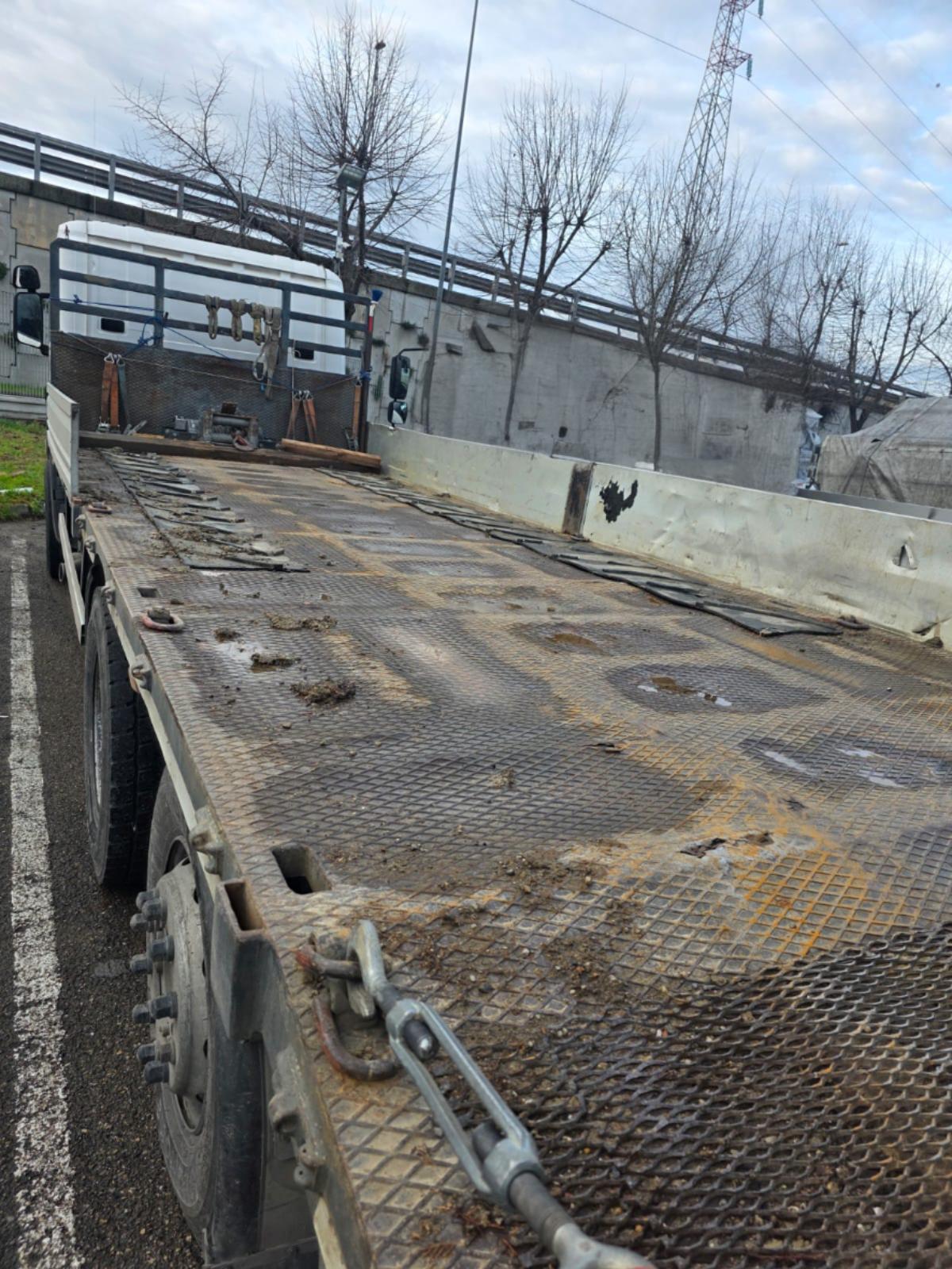 Scania P 380 pianale 3 assi con rampe idrauliche