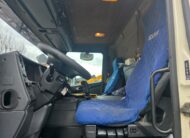 Scania P 380 pianale 3 assi con rampe idrauliche