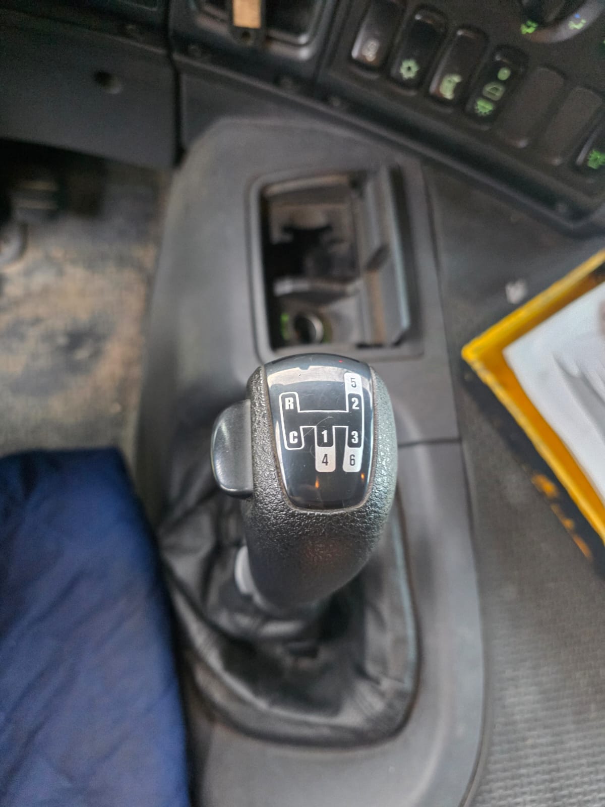 Scania P 380 pianale 3 assi con rampe idrauliche