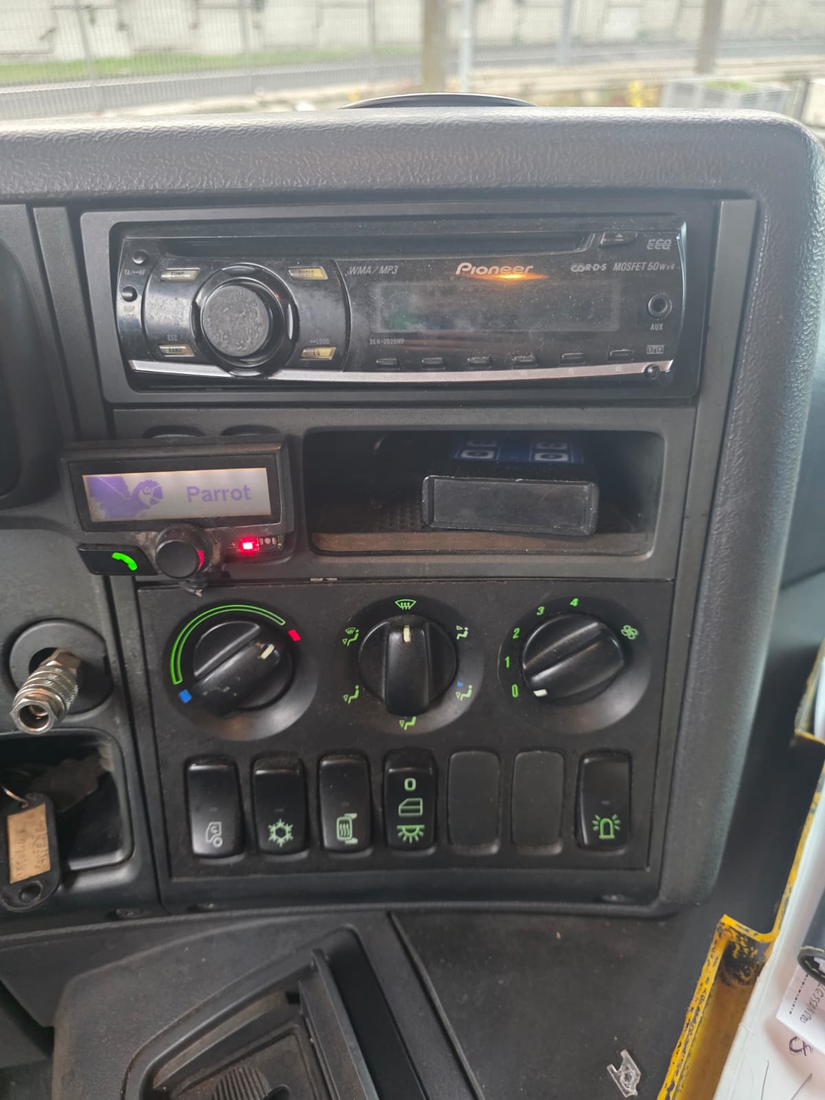 Scania P 380 pianale 3 assi con rampe idrauliche