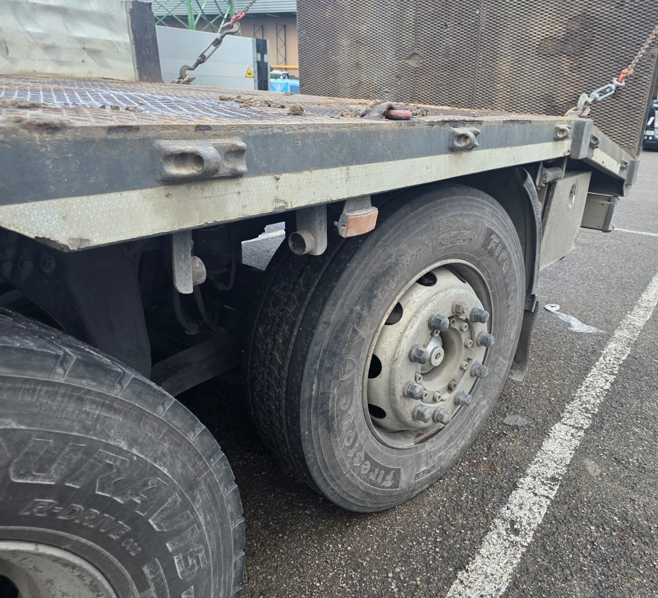 Scania P 380 pianale 3 assi con rampe idrauliche