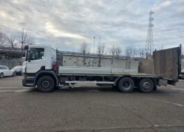 Scania P 380 pianale 3 assi con rampe idrauliche