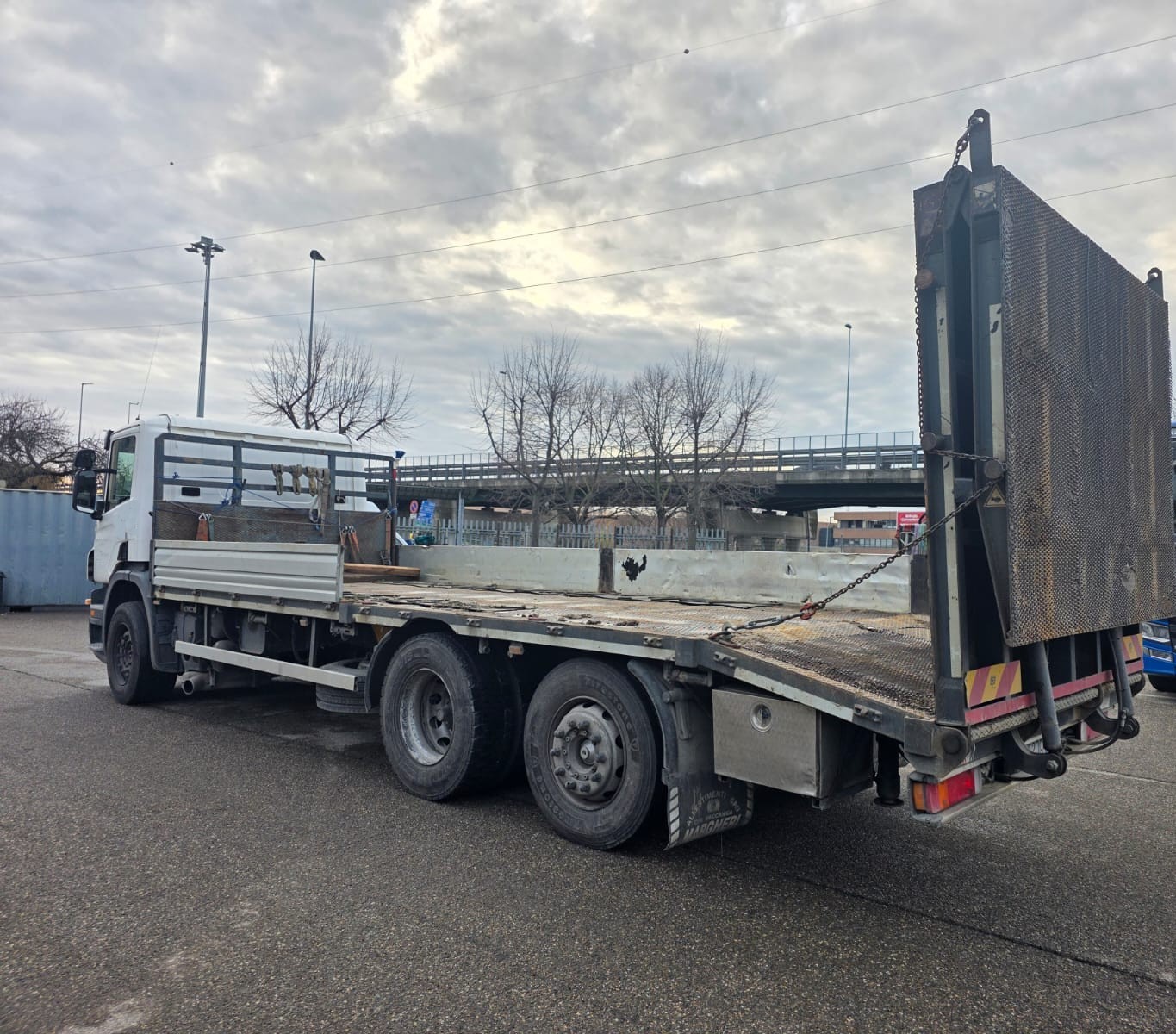 Scania P 380 pianale 3 assi con rampe idrauliche