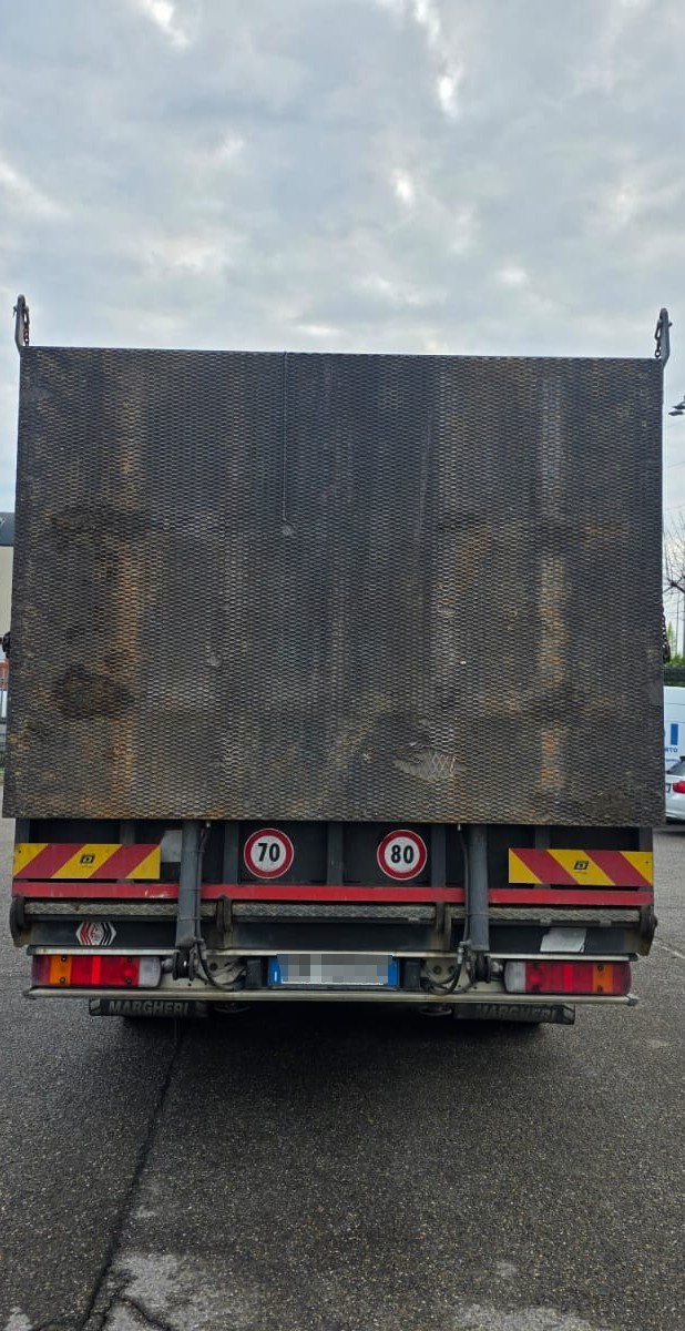 Scania P 380 pianale 3 assi con rampe idrauliche