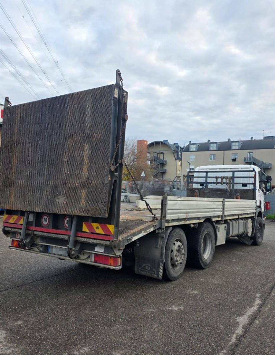 Scania P 380 pianale 3 assi con rampe idrauliche