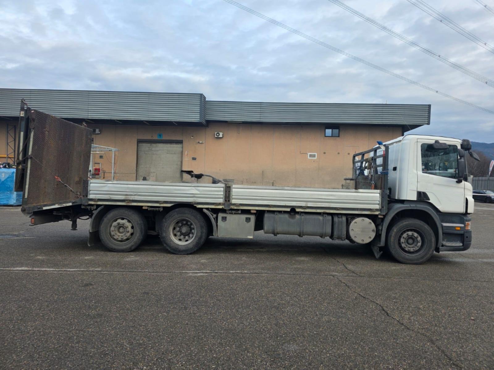 Scania P 380 pianale 3 assi con rampe idrauliche