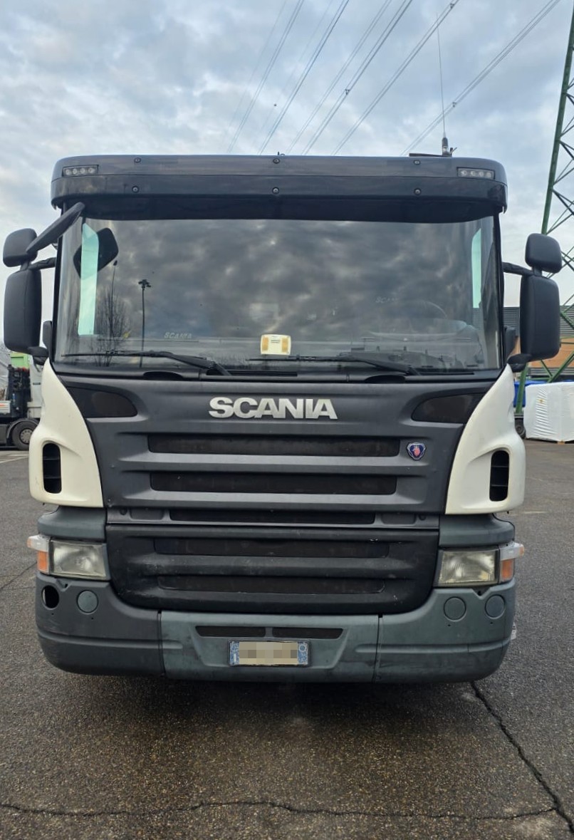 Scania P 380 pianale 3 assi con rampe idrauliche