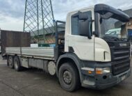 Scania P 380 pianale 3 assi con rampe idrauliche