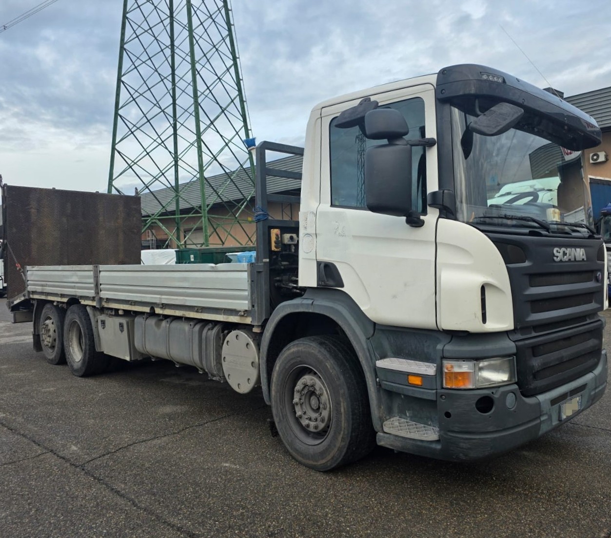 Scania P 380 pianale 3 assi con rampe idrauliche