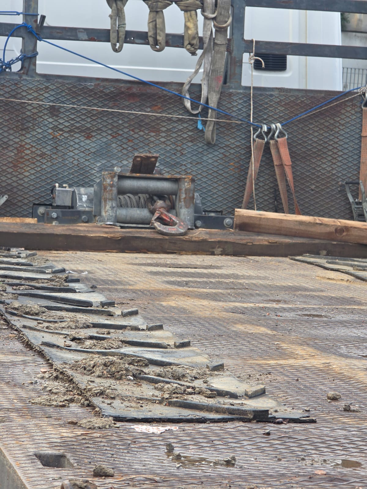 Scania P 380 pianale 3 assi con rampe idrauliche