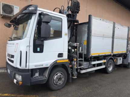 Autocarro Iveco Eurocargo 100E22 bianco con caricatore Icarbazzoli e polipo retrocabina