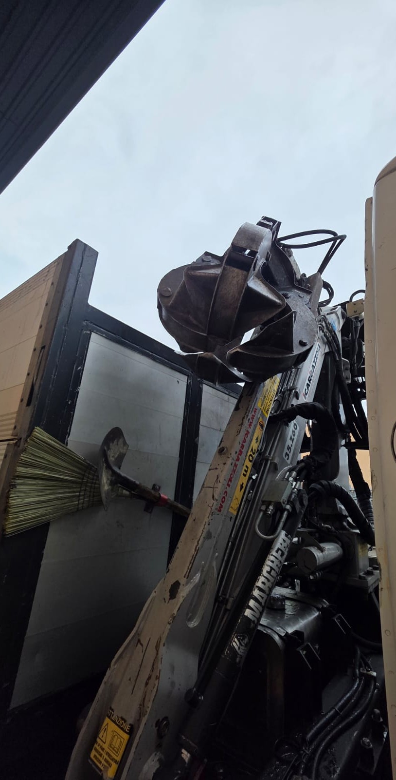 Autocarro Iveco Eurocargo 100E22 bianco con caricatore Icarbazzoli e polipo retrocabina