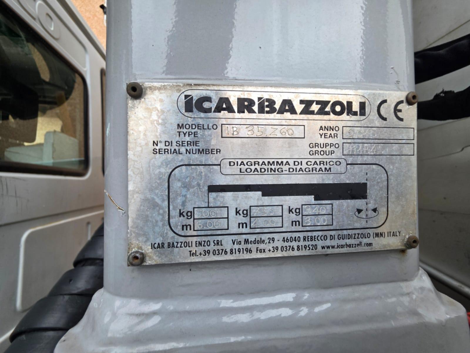 Autocarro Iveco Eurocargo 100E22 bianco con caricatore Icarbazzoli e polipo retrocabina