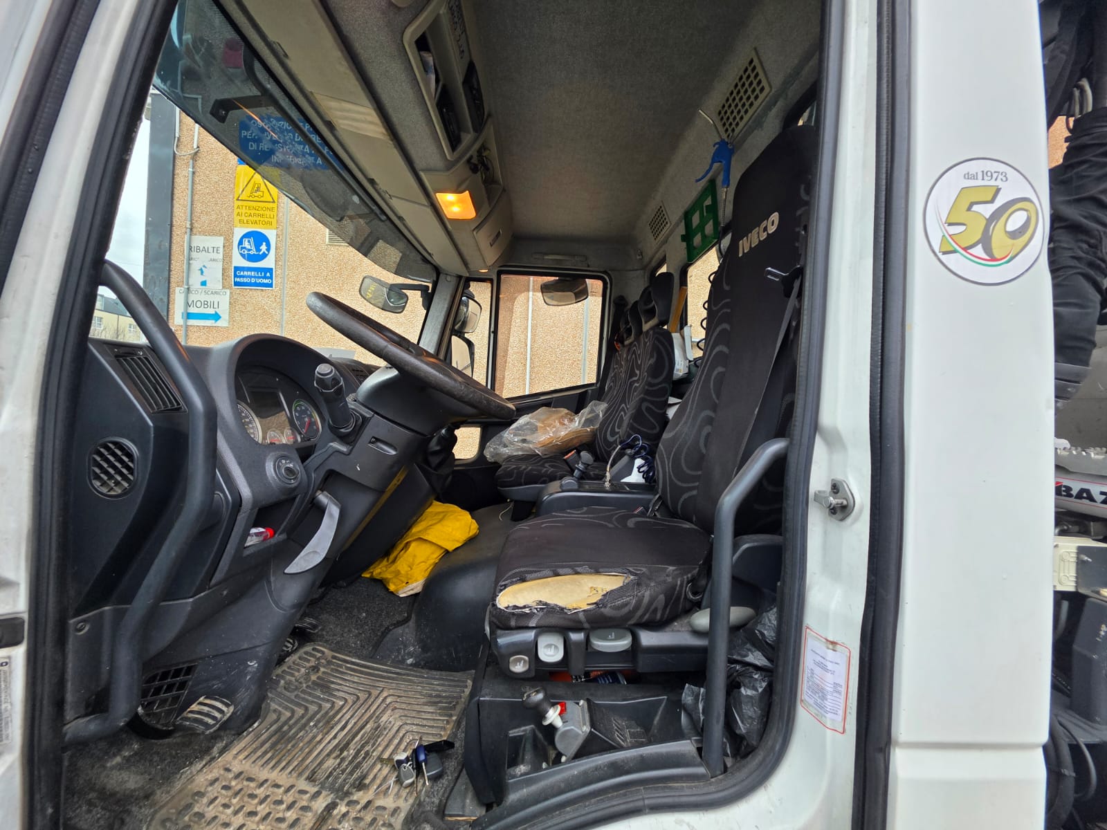 Autocarro Iveco Eurocargo 100E22 bianco con caricatore Icarbazzoli e polipo retrocabina