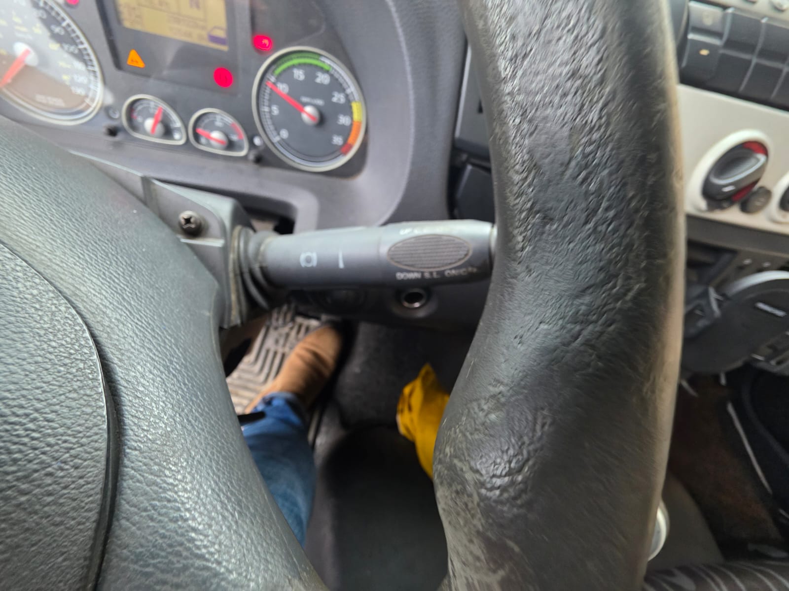 Autocarro Iveco Eurocargo 100E22 bianco con caricatore Icarbazzoli e polipo retrocabina