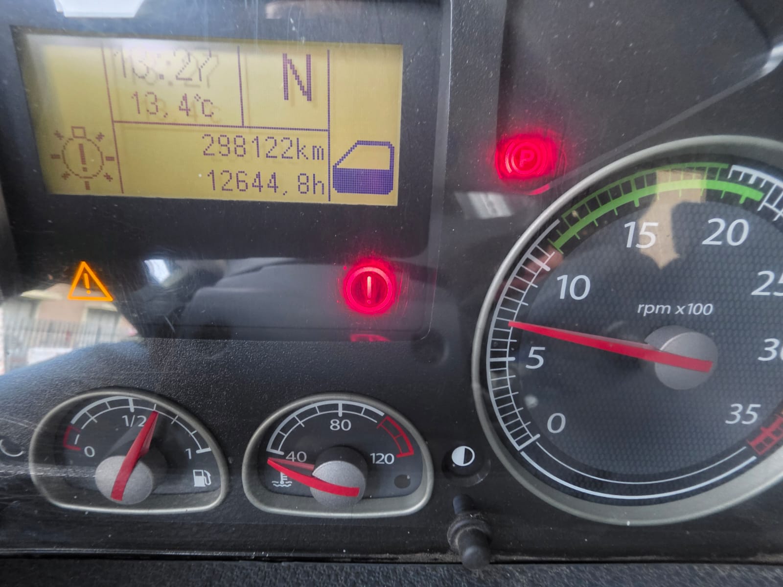 Autocarro Iveco Eurocargo 100E22 bianco con caricatore Icarbazzoli e polipo retrocabina