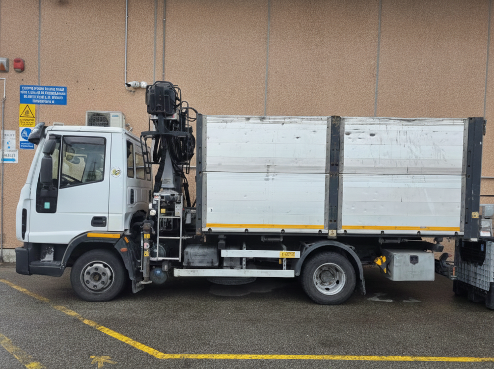 Autocarro Iveco Eurocargo 100E22 bianco con caricatore Icarbazzoli e polipo retrocabina