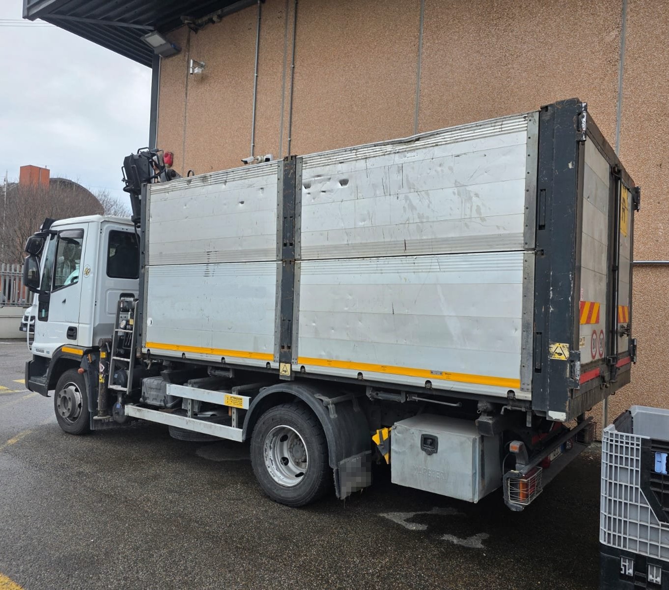 Autocarro Iveco Eurocargo 100E22 bianco con caricatore Icarbazzoli e polipo retrocabina
