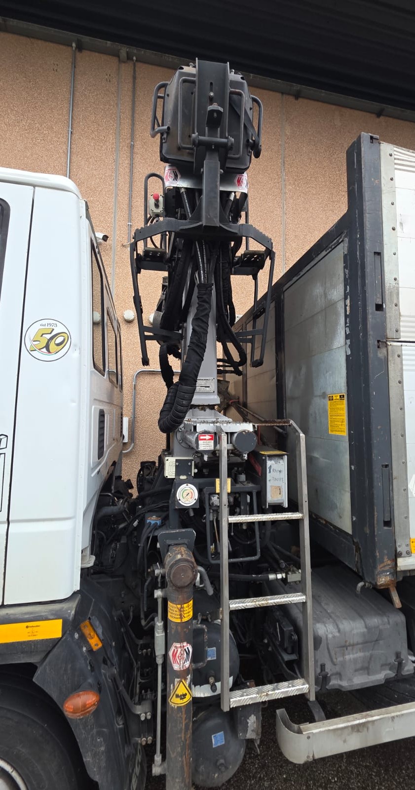 Autocarro Iveco Eurocargo 100E22 bianco con caricatore Icarbazzoli e polipo retrocabina