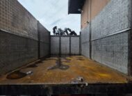 Autocarro Iveco Eurocargo 100E22 bianco con caricatore Icarbazzoli e polipo retrocabina