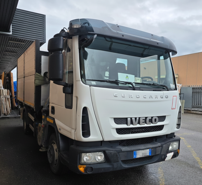 Autocarro Iveco Eurocargo 100E22 bianco con caricatore Icarbazzoli e polipo retrocabina