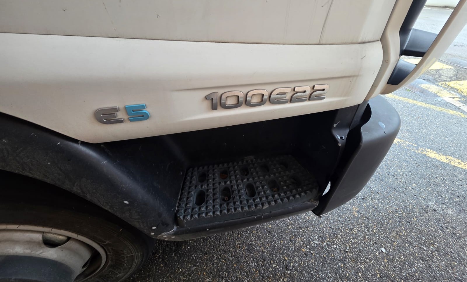 Autocarro Iveco Eurocargo 100E22 bianco con caricatore Icarbazzoli e polipo retrocabina