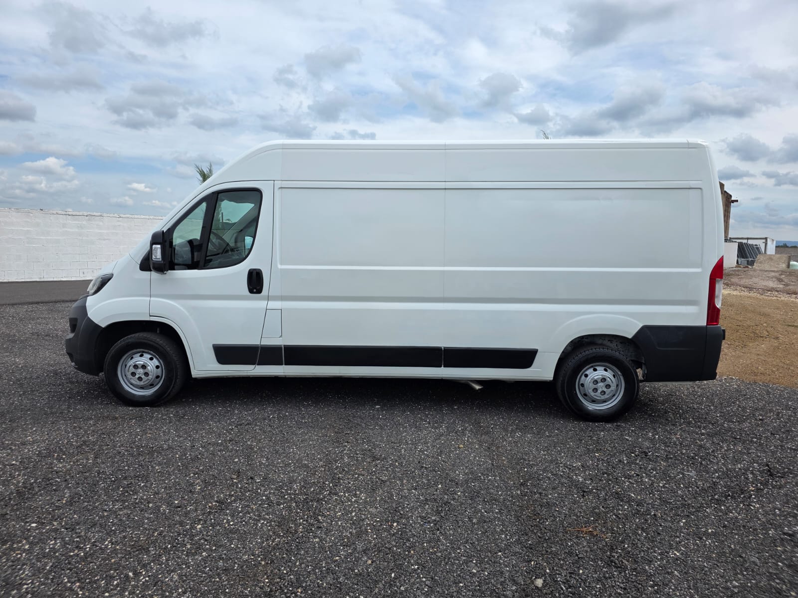 Furgone Peugeot Boxer L3H2 bianco tetto alto passo lungo usato