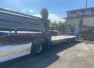 Semirimorchio ribassato Bertoja carrellone con rampe doppie idrauliche e buche per macchine operatrici blu