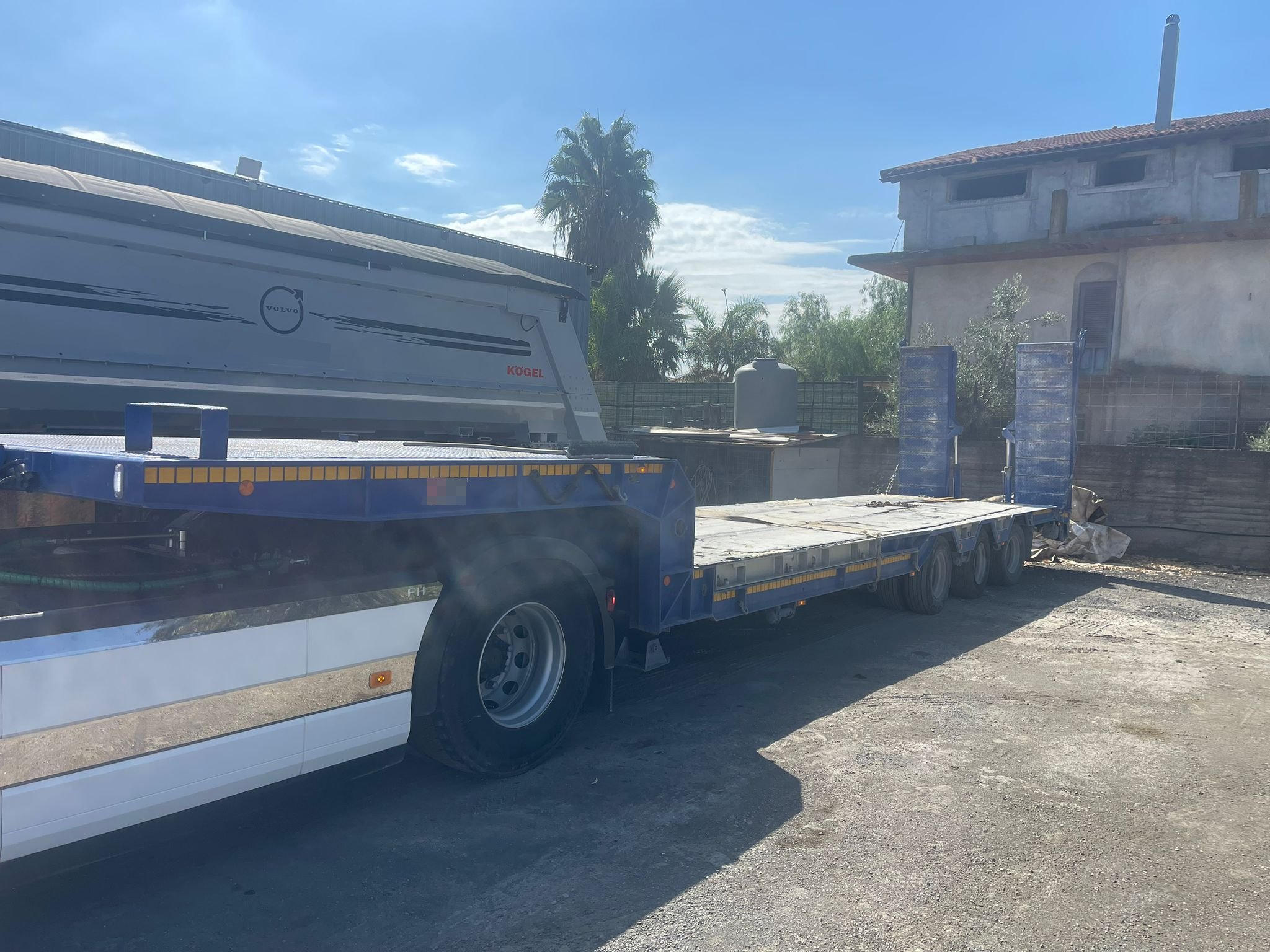 Semirimorchio ribassato Bertoja carrellone con rampe doppie idrauliche e buche per macchine operatrici blu