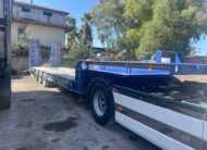 Semirimorchio ribassato Bertoja carrellone con rampe doppie idrauliche e buche per macchine operatrici blu