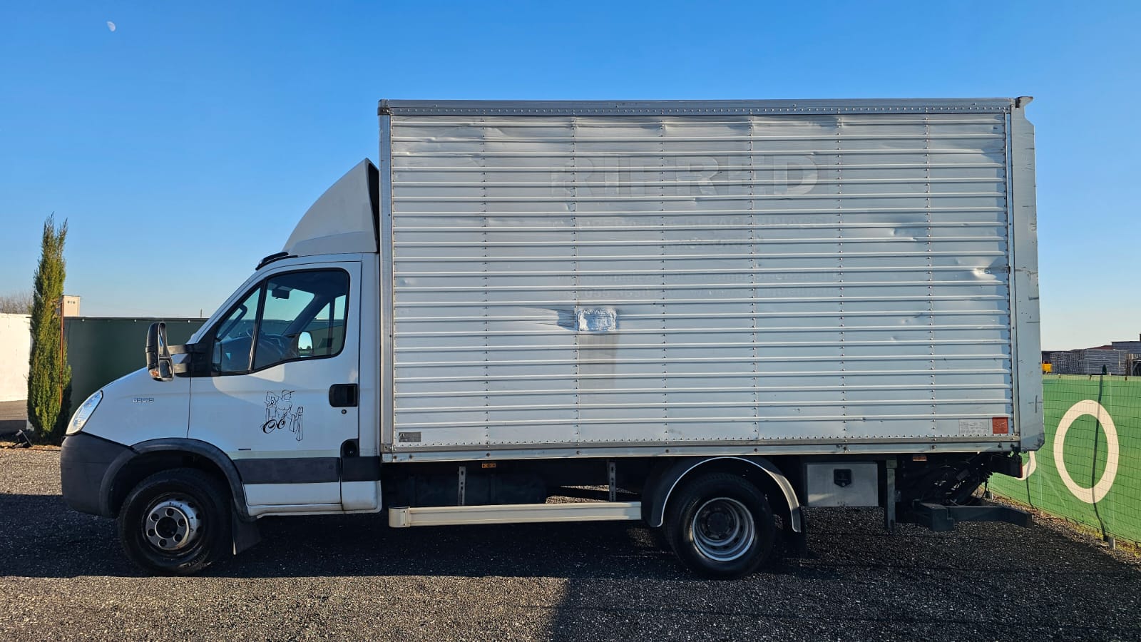 Furgone Iveco Daily 65C15 bianco con cassa in alluminio e sponda posteriore Anteo